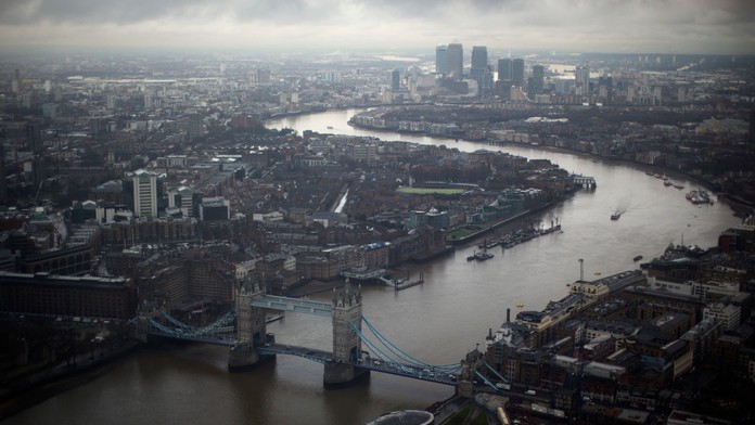 Pohľad na Tower Bridge (v strede), obchodnú štvrť  Canary Wharf a na Temžu.