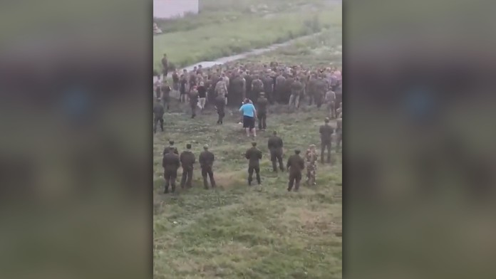 VIDEO: V kasárňach neďaleko Moskvy sa strhla masová bitka medzi vojakmi a vojenskou políciou