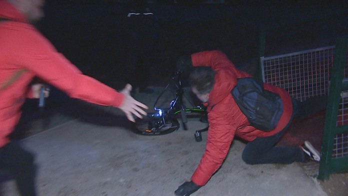 Hlohovčanom strpčuje život uzavretý most. Na nebezpečnej lávke, ktorá spája brehy rieky, sme zachytili nepríjemný pád