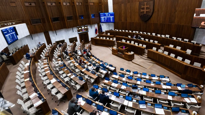 Mimoriadna schôdza k energopomoci nebude. Poslanci neschválili jej program