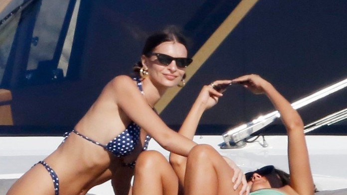 Modelka vystrkovala zadok v bikinách. Veď jej vyliezla polovica intímnych partií