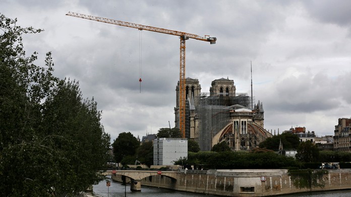 Pohľad na parížsku katedrálu Notre-Dame počas rekonštrukcie.