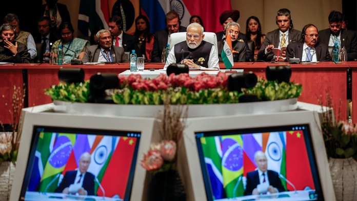 Putin na summite BRICS: Rusko sa snaží ukončiť vojnu, ktorú na Ukrajine rozpútal Západ