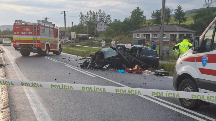 FOTO: Oživovali ho aj miestni. Vodič (†33) po náraze do betónového stĺpa vypadol z auta