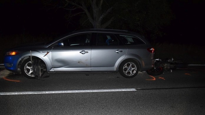 Tragická nehoda na Záhorí: Motocyklista vletel do auta, ktoré zrazilo a usmrtilo chodca