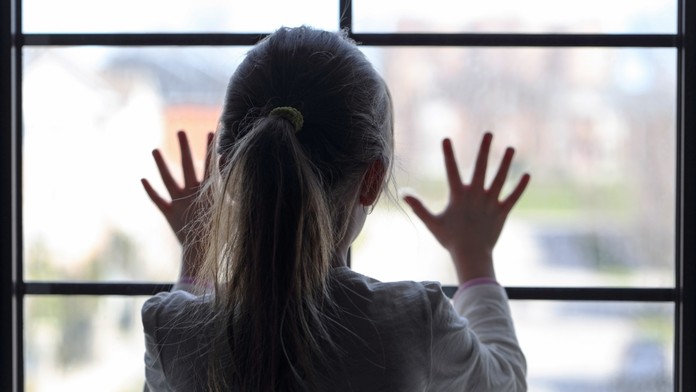 Ako policajti vypočúvajú dieťa, ktoré sa stalo obeťou násilného trestného činu? Nemôže to robiť hockto a hocikde