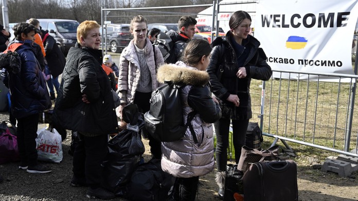 Utečenci prichádzajú do veľkokapacitného krízového centra v Michalovciach