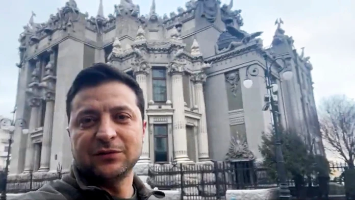 Ukrajinský prezident Volodymyr Zelenskyj sa prihovára k občanom cez mobil.