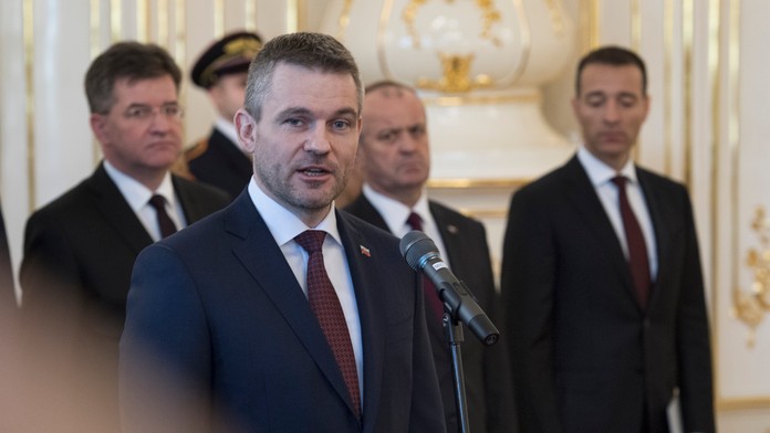 Na snímke v popredí novovymenovaný predseda vlády SR Peter Pellegrini