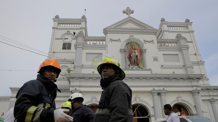 Hasiči pred kostolom po výbuchu v St. Anthony's Shrine na Srí Lanke.