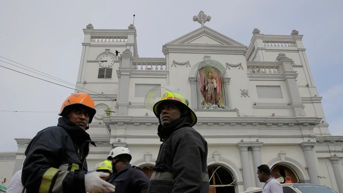 Hasiči pred kostolom po výbuchu v St. Anthony's Shrine na Srí Lanke.