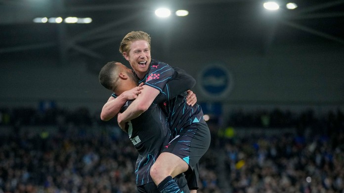 Futbalisti Manchestru City Kevin De Bruyne (vpravo) a Kyle Walker sa tešia z gólu.