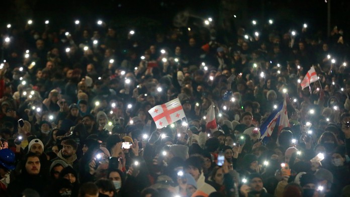 Demonštranti protestujú pred budovou parlamentu v gruzínskej metropole Tbilisi.