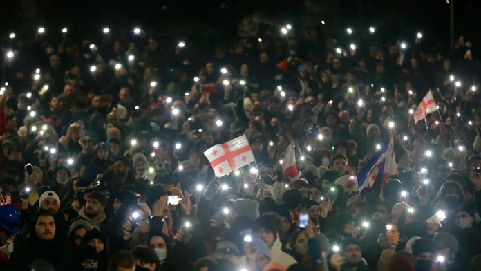 Demonštranti protestujú pred budovou parlamentu v gruzínskej metropole Tbilisi.