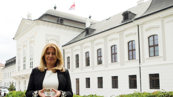 Na snímke je prezidentka Zuzana Čaputová s medom pred prezidentským palácom.