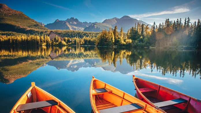 Zľava brankár Adam Húska, Američan Tage Thompson, Martin Bučko a Američan Trevor Moore vo štvrťfinále MS 2021.