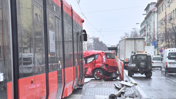Auto po zrážke s električkou na Vajnorskej ulici v Bratislave.