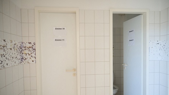 Zlý vtip alebo sociálny experiment? Bizarné toalety v rakúskom aquaparku sú výsledkom zbabranej rekonštrukcie