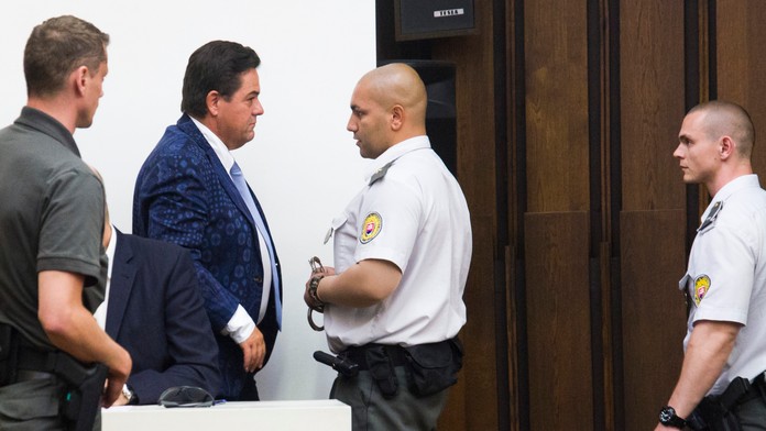 Marian Kočner dostáva na ruky putá.