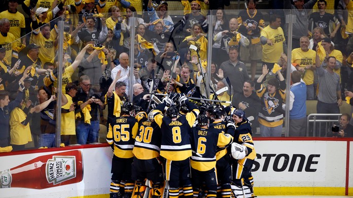 Radosť hráčov Pittsburghu po postupe do finále NHL.