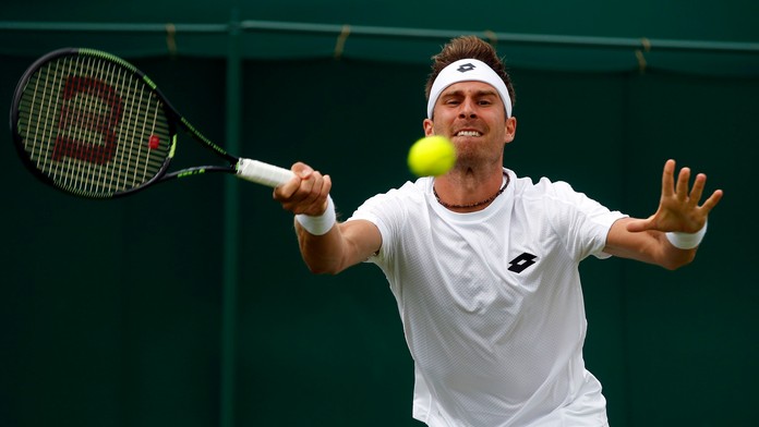 Slovenský tenista Norbert Gombos v zápase s Talianom Andreasom Seppim v 1. kole Wimbledonu 2017.