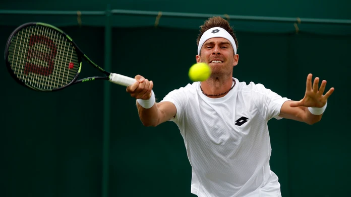 Slovenský tenista Norbert Gombos v zápase s Talianom Andreasom Seppim v 1. kole Wimbledonu 2017.