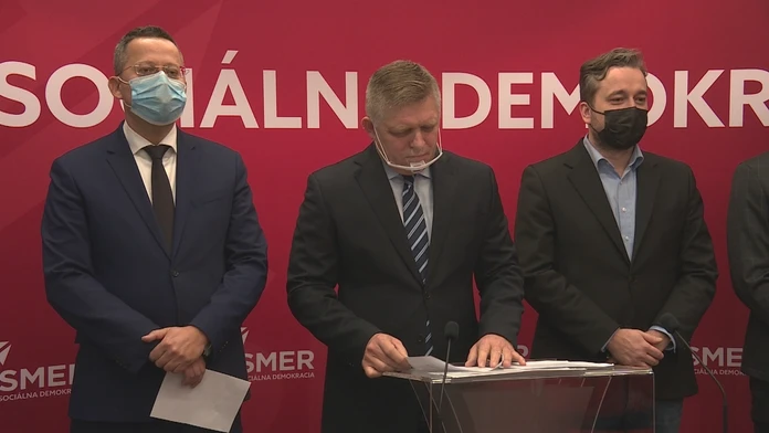 Ľudia s ochrannými rúškami čakajú v rade pred predajňou Zara v Luasanne v sobotu 16. januára 2021.