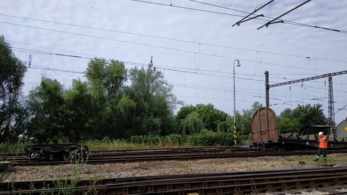 Vykoľajený vlak v Trnovci nad Váhom.