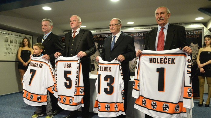 Na snímke zľava vnuk Bedřicha Brunclíka, Bedřich Brunclík, Igor Liba, Ján Selvek a Jiří Holeček.