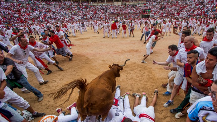 Tradičný beh v španielskej Pamplone, kde býky každý rok zrania niekoľko ľudí.