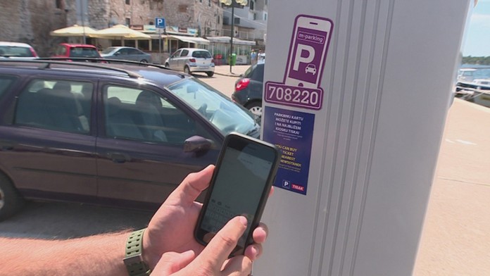 Platenie mobilným telefónom za parkovanie v Chorvátsku.