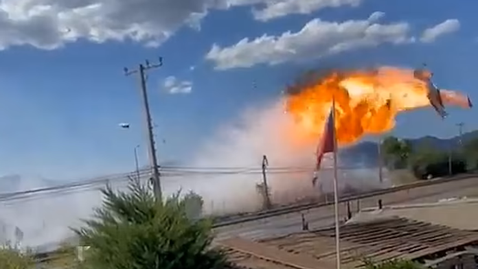 VIDEO: Hasičské lietadlo sa zrútilo priamo na diaľnicu. Po náraze vyšľahla ohnivá guľa