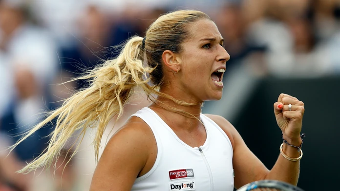 Dominika Cibulková zatína päsť po zisku fiftínu proti Poľke Agnieszke Radwaňskej v osemfinále Wimbledonu.
