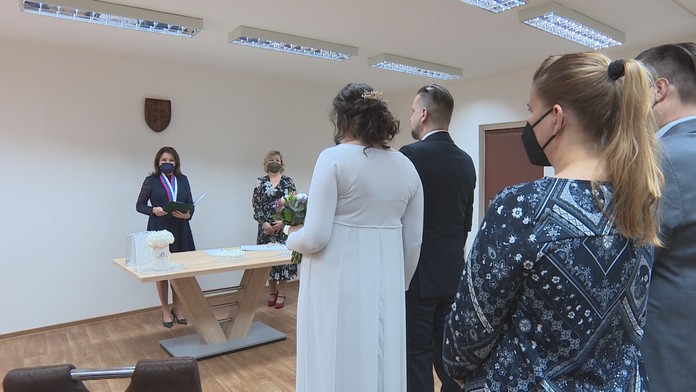 So sobášmi sa v utorok roztrhlo vrece, matrikári sa nezastavili. Páry k oltáru prilákal magický dátum