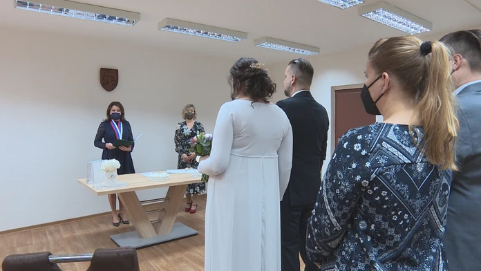 So sobášmi sa v utorok roztrhlo vrece, matrikári sa nezastavili. Páry k oltáru prilákal magický dátum