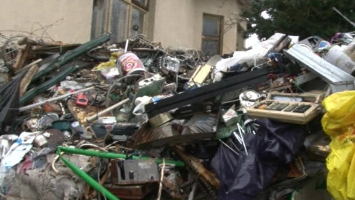 Vila v Trencine zapratana smetim