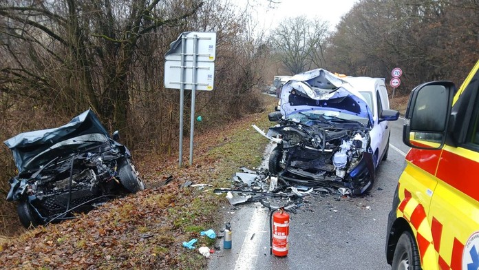 Dopravná nehoda na západe Slovenska. Zranili sa traja ľudia