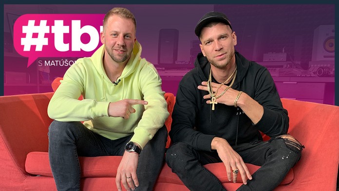 Sean Kuraly oslavuje so spoluhráčmi z Bostonu gól proti NY Islanders.