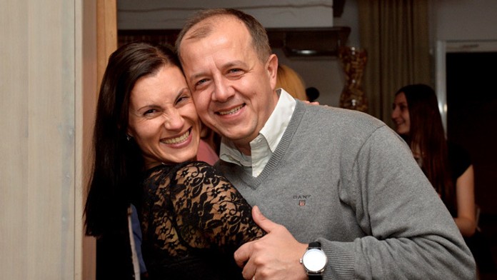 Richard Rybníček (vpravo) prijíma gratulácie od manželky Lucie.