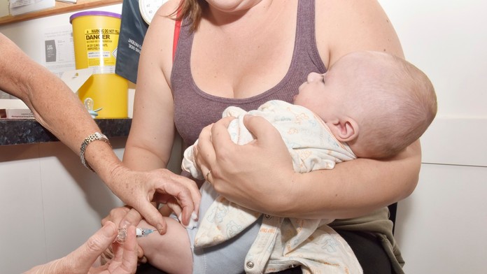 Nebezpečná meningitída zabíja. Úrady kontaktujú desaťtisíce ľudí