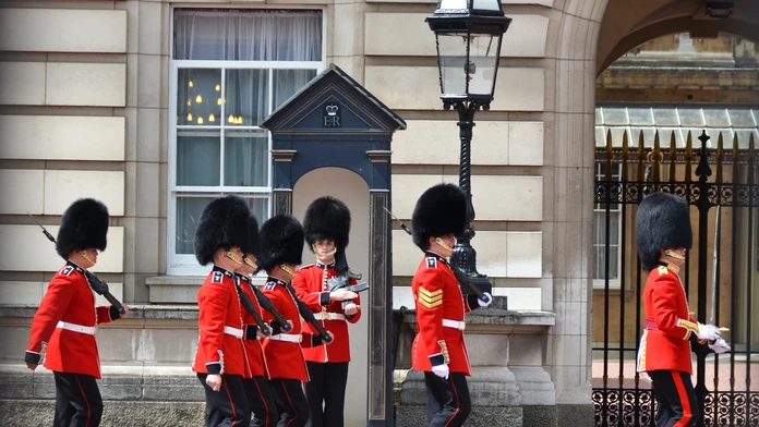 Zmena stráží pred Buckinghamským palácom.