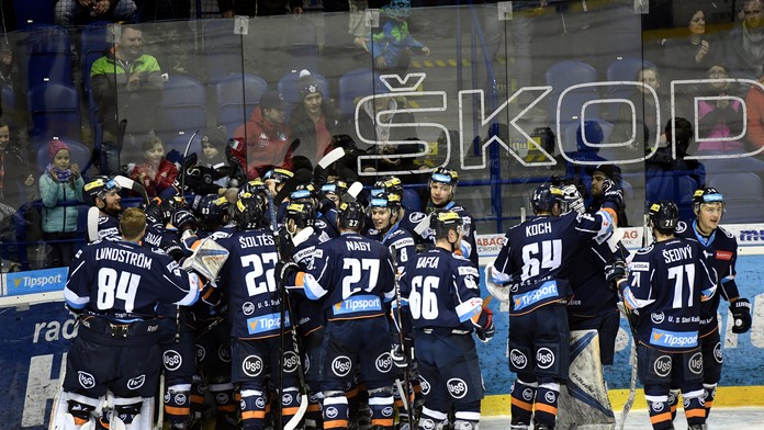 Na snímke radosť hráčov Košíc po víťazstve 32 po predĺžení v treťom zápase štvrťfinále play off  hokejovej Tipsport Ligy.
