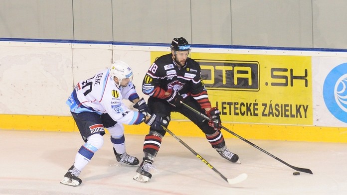 Matej Bene z Nitry a Colton Gillies z Banskej Bystrice v 10. kole hokejovej Tipsport Ligy medzi HK Nitra - HC 05 Banská Bystrica