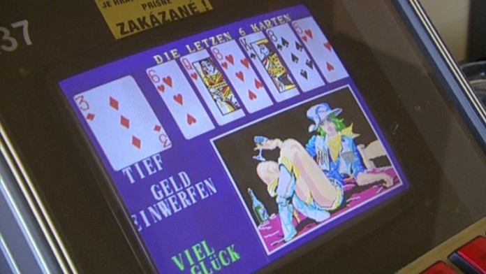 Hráč Bayernu Mníchov Arturo Vidal (vpravo) a Peter Pekarík z Herthy v dueli Bundesligy.