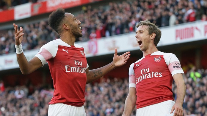 Futbalista Arsenalu Pierre-Emerick Aubameyang (vľavo) sa teší po strelení gólu.