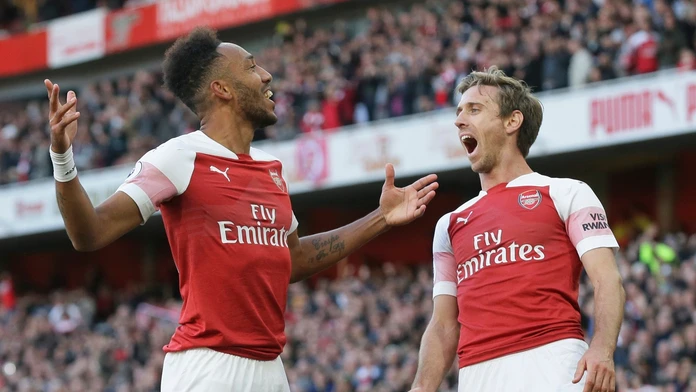 Futbalista Arsenalu Pierre-Emerick Aubameyang (vľavo) sa teší po strelení gólu.