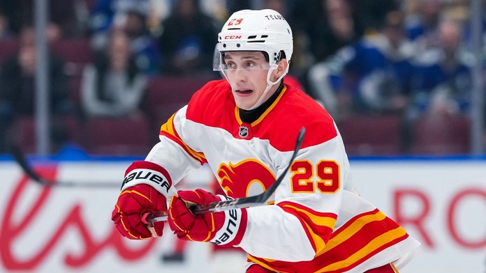 VIDEO: Bez Pospíšila to nejde. Calgary začalo stíhaciu jazdu neskoro, Honzek nebodoval