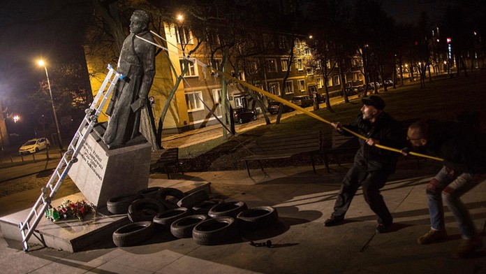 Socha kňaza Henryka Jankowského.