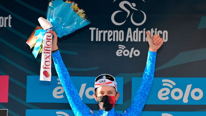 Tadej Pogačar na pódiu po triumfe v 4. etape pretekov Tirreno-Adriatico.