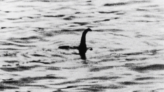 Neidentifikovateľné zábery z jazera Lochness